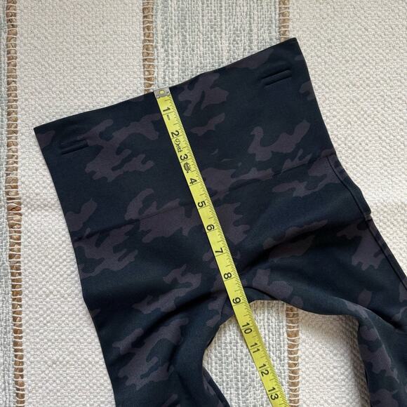 Spanx Seamless Black Camo High Rise Cropped Leggings Women’s Size XS - Picture 5 of 6